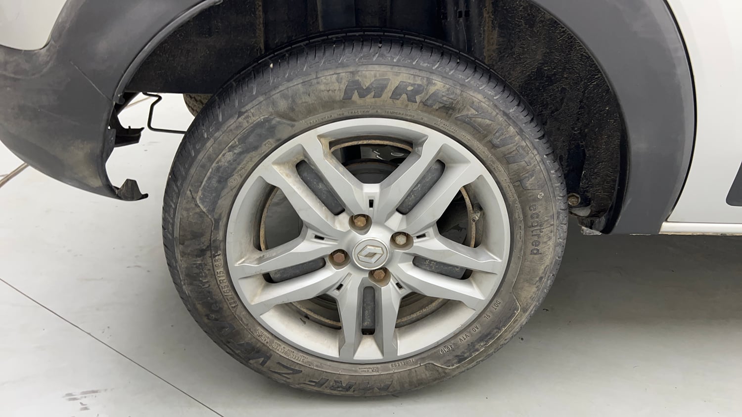 Used 2021 Renault Triber RXZ Petrol Manual tyres RIGHT REAR TYRE RIM VIEW