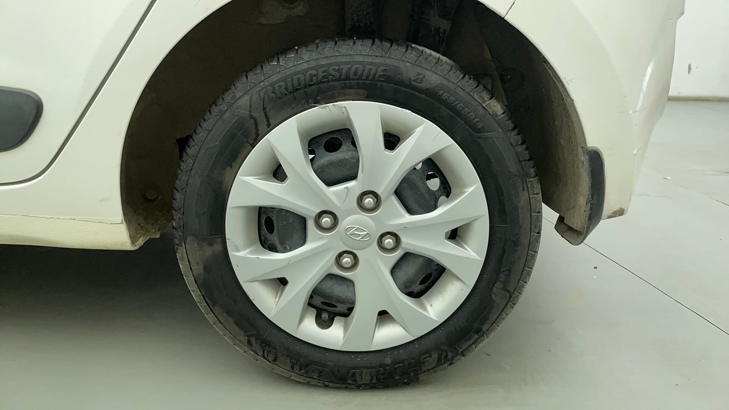 Used 2015 Hyundai Grand i10 Sportz 1.2 Kappa VTVT Petrol Manual tyres LEFT REAR TYRE RIM VIEW