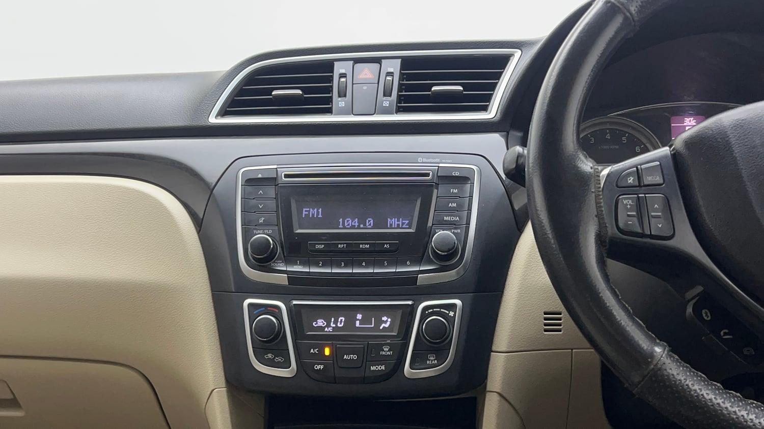Used 2015 Maruti Suzuki Ciaz ZXi  AT Petrol Automatic top_features Integrated (in-dash) music system
