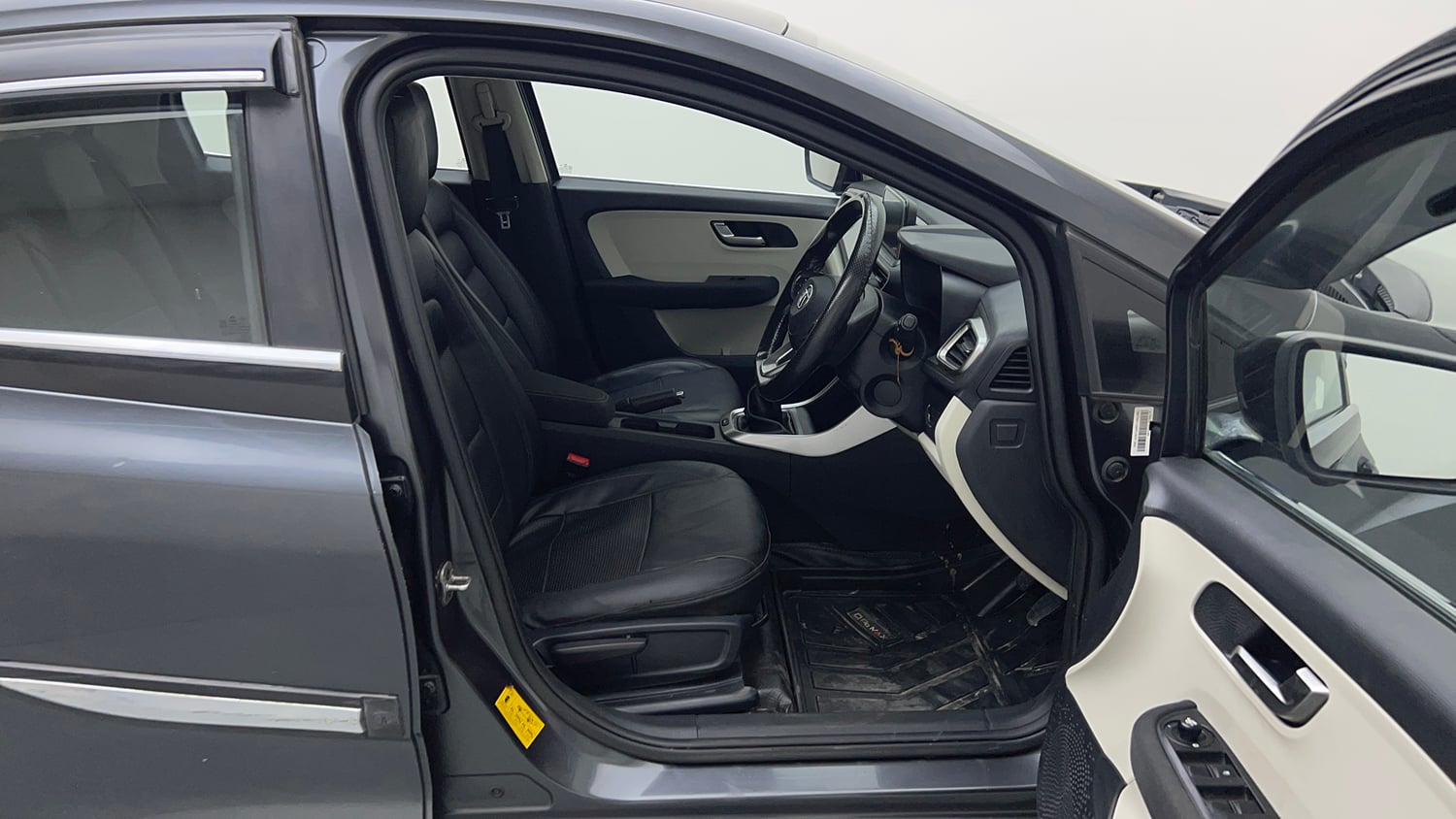 Used 2021 Tata Altroz XZ Petrol Petrol Manual interior RIGHT SIDE FRONT DOOR CABIN VIEW