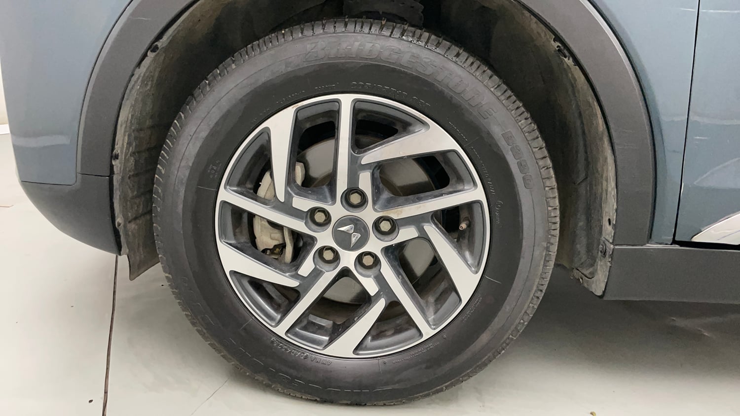 Used 2023 Mahindra XUV 300 W8 (O) 1.5 Diesel AMT Diesel Automatic tyres LEFT FRONT TYRE RIM VIEW