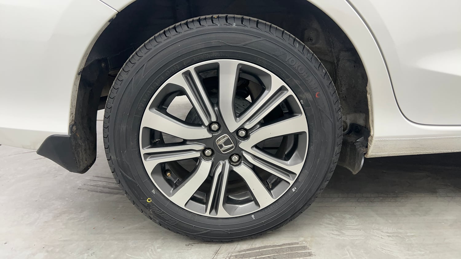 Used 2023 Honda Amaze VX 1.2 Petrol MT Petrol Manual tyres RIGHT REAR TYRE RIM VIEW