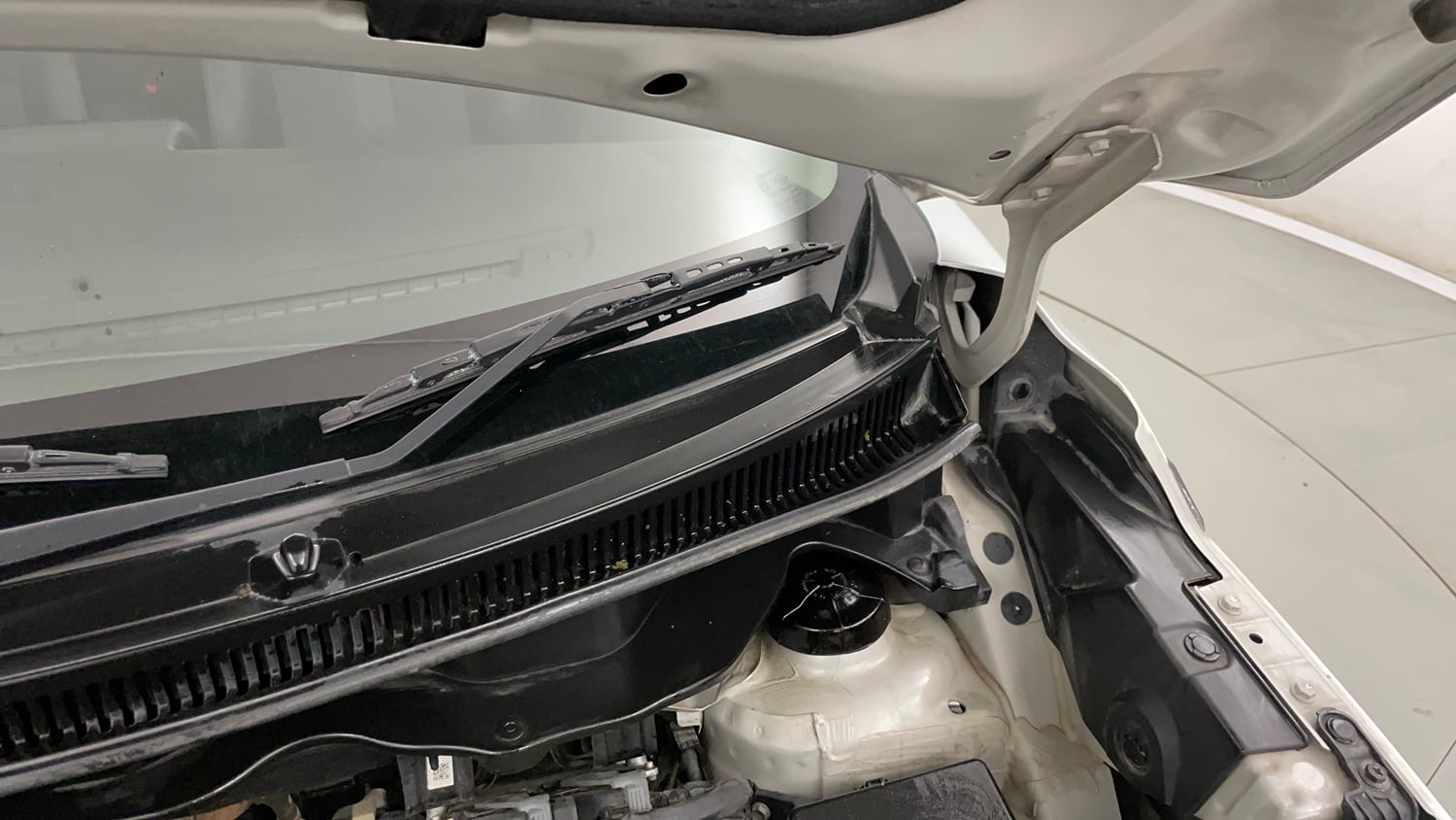 Used 2023 Maruti Suzuki XL6 Zeta MT Petrol Petrol Manual engine ENGINE LEFT SIDE HINGE & APRON VIEW