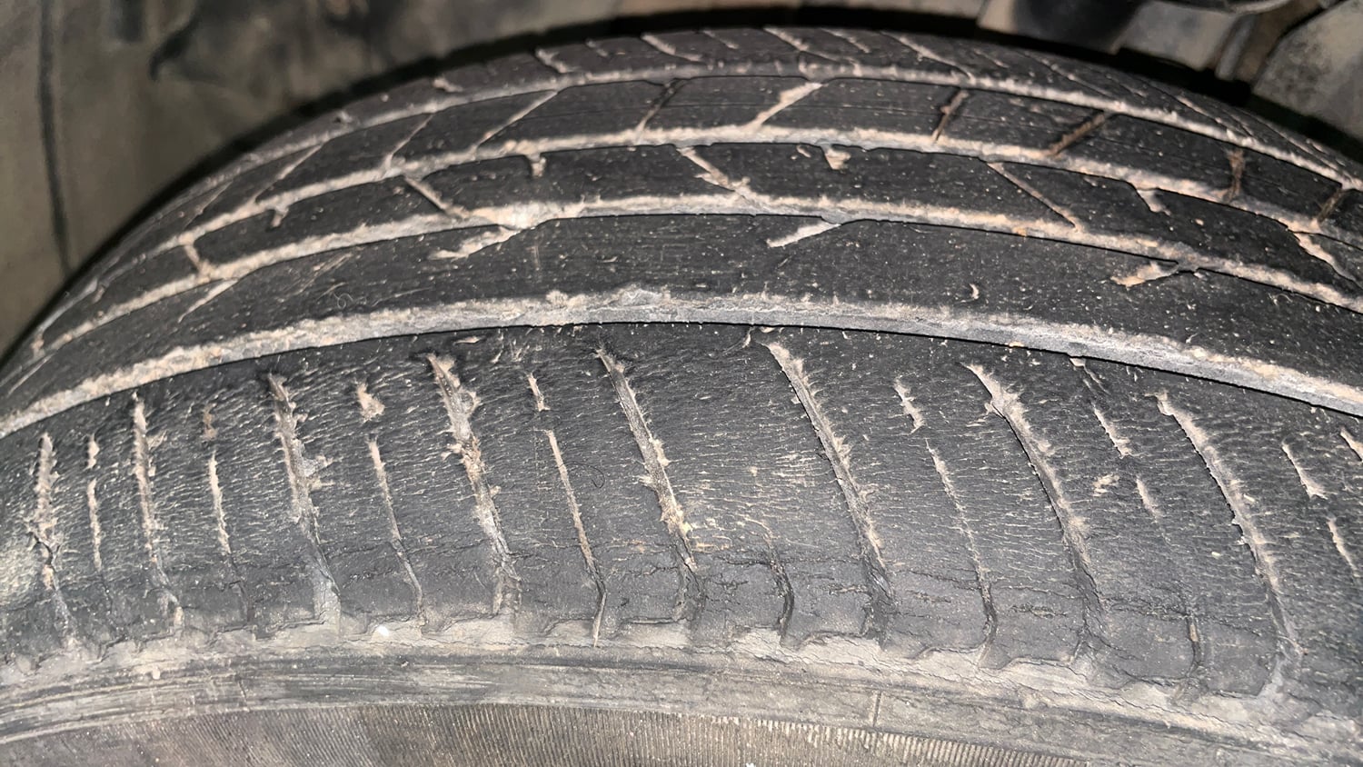 Used 2022 Nissan Magnite XV Executive Petrol Manual tyres LEFT FRONT TYRE TREAD VIEW