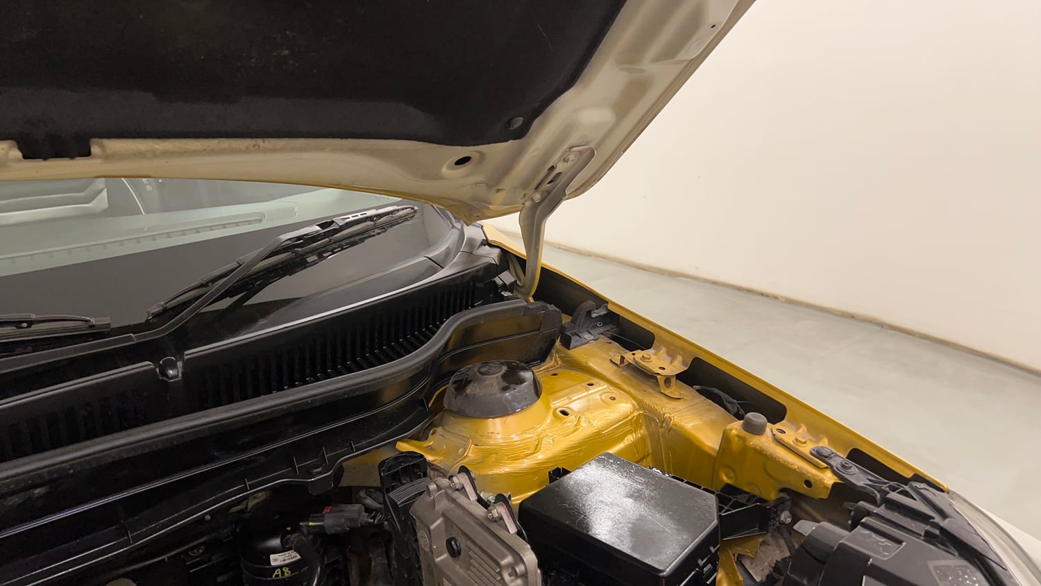 Used 2017 Maruti Suzuki Vitara Brezza [2016-2020] ZDi Diesel Manual engine ENGINE LEFT SIDE HINGE & APRON VIEW