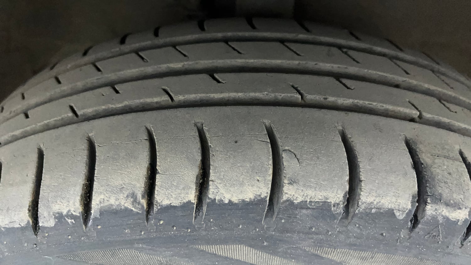 Used 2020 Maruti Suzuki Wagon R 1.0 VXI AMT Petrol Automatic tyres RIGHT FRONT TYRE TREAD VIEW