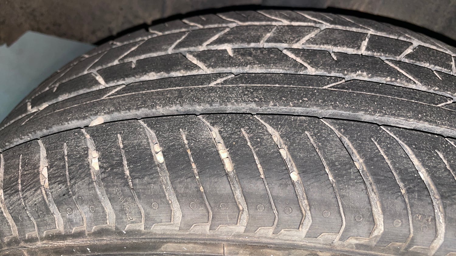 Used 2022 Nissan Magnite XV Executive Petrol Manual tyres RIGHT REAR TYRE TREAD VIEW