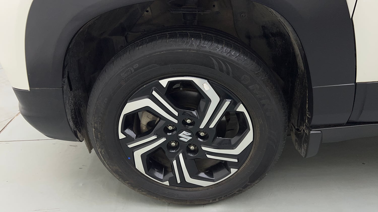 Used 2023 Maruti Suzuki Brezza ZXi Plus AT Petrol Automatic tyres LEFT FRONT TYRE RIM VIEW