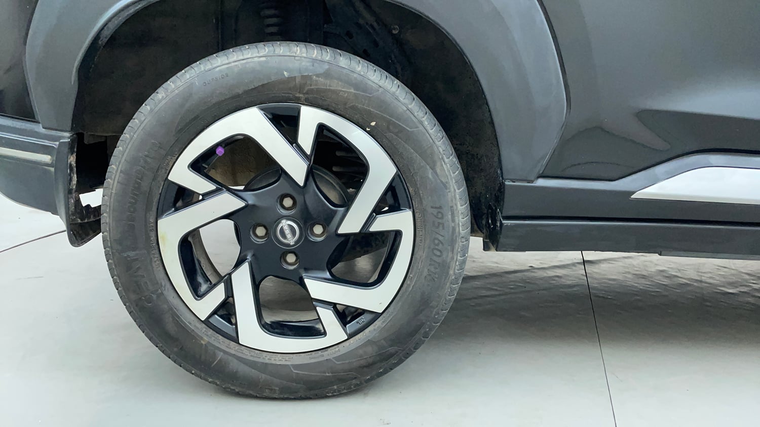 Used 2022 Nissan Magnite XV Executive Petrol Manual tyres RIGHT REAR TYRE RIM VIEW