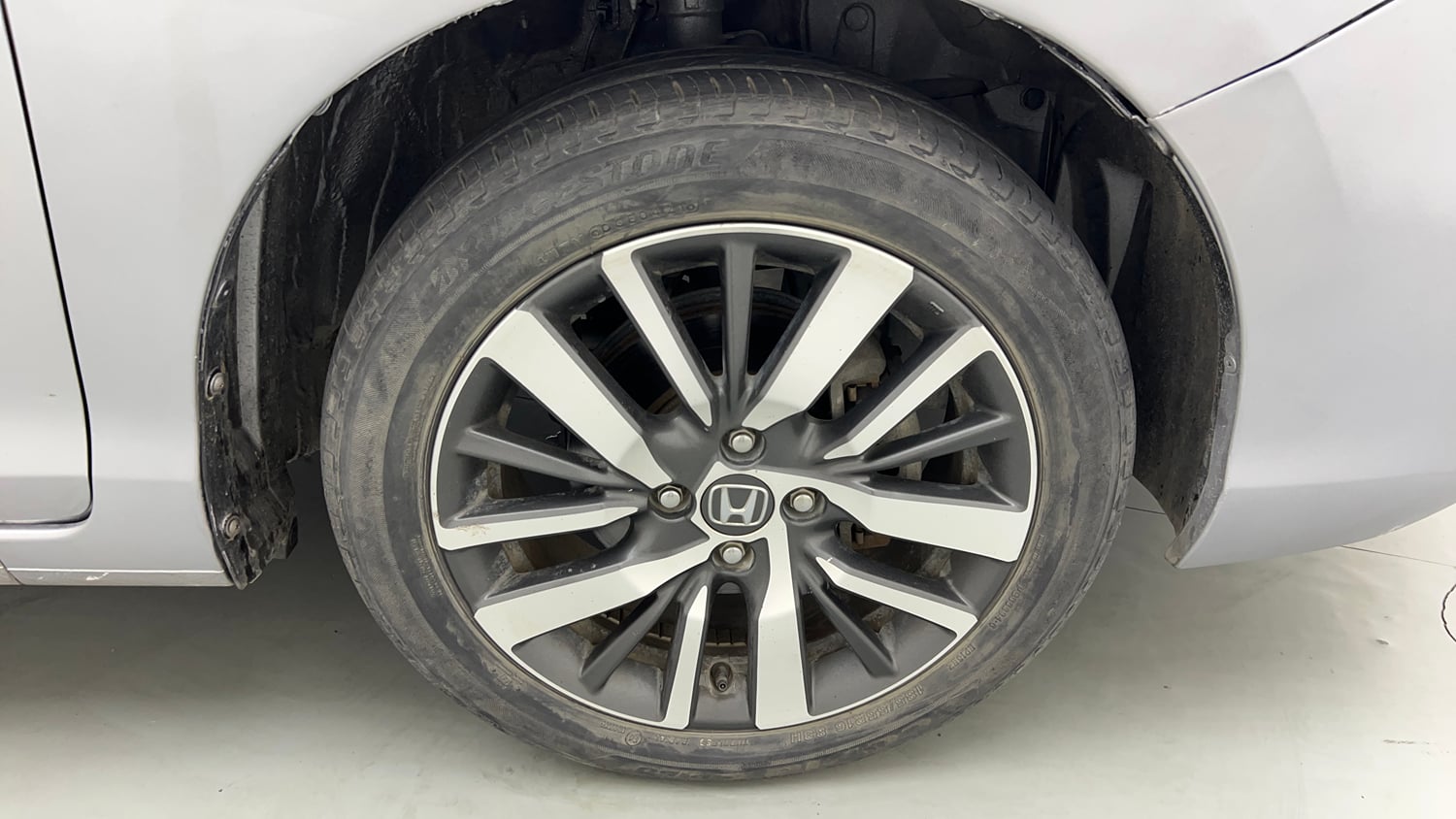 Used 2021 Honda City ZX Petrol Petrol Manual tyres RIGHT FRONT TYRE RIM VIEW