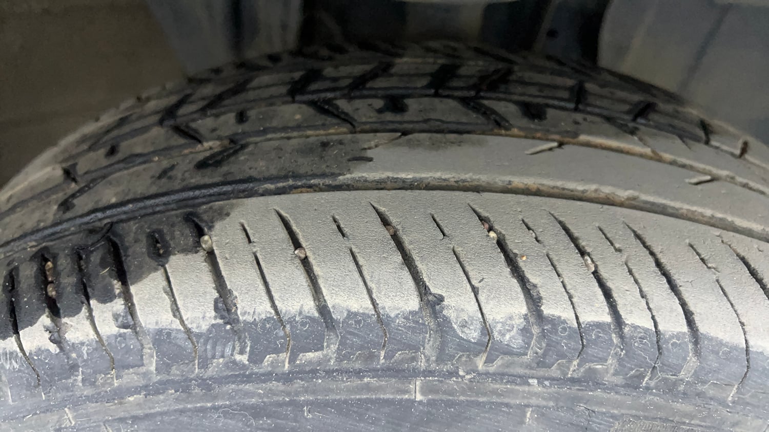 Used 2022 Nissan Magnite XV Petrol Manual tyres RIGHT FRONT TYRE TREAD VIEW