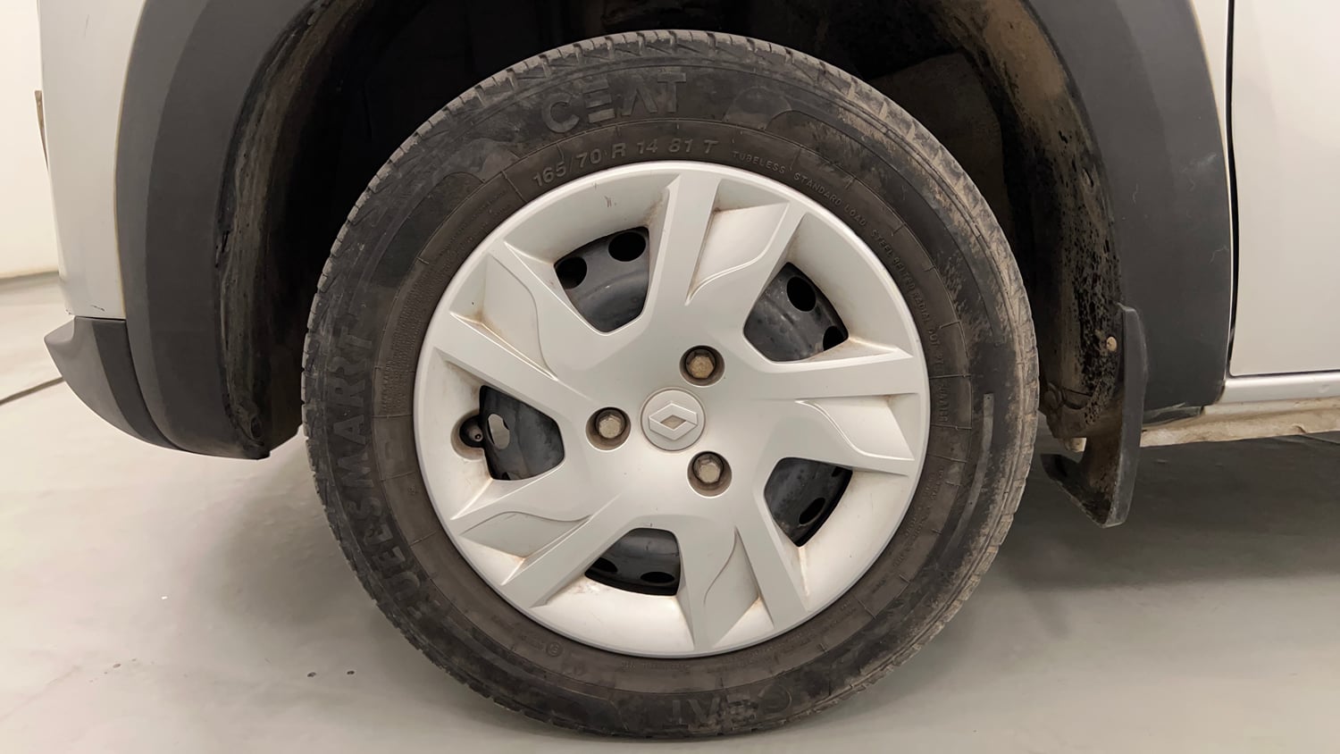 Used 2022 Renault Kwid RXL (O) 1.0 Petrol Manual tyres LEFT FRONT TYRE RIM VIEW