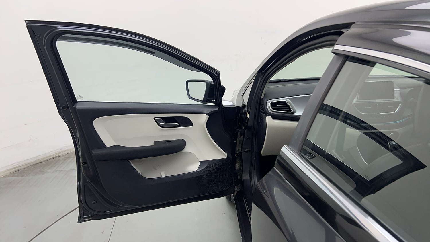 Used 2021 Tata Altroz XZ Petrol Petrol Manual interior LEFT FRONT DOOR OPEN VIEW