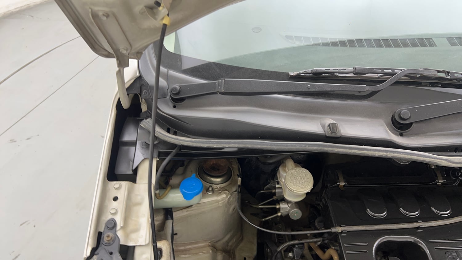 Used 2018 Maruti Suzuki Wagon R VXI Petrol Manual engine ENGINE RIGHT SIDE HINGE & APRON VIEW