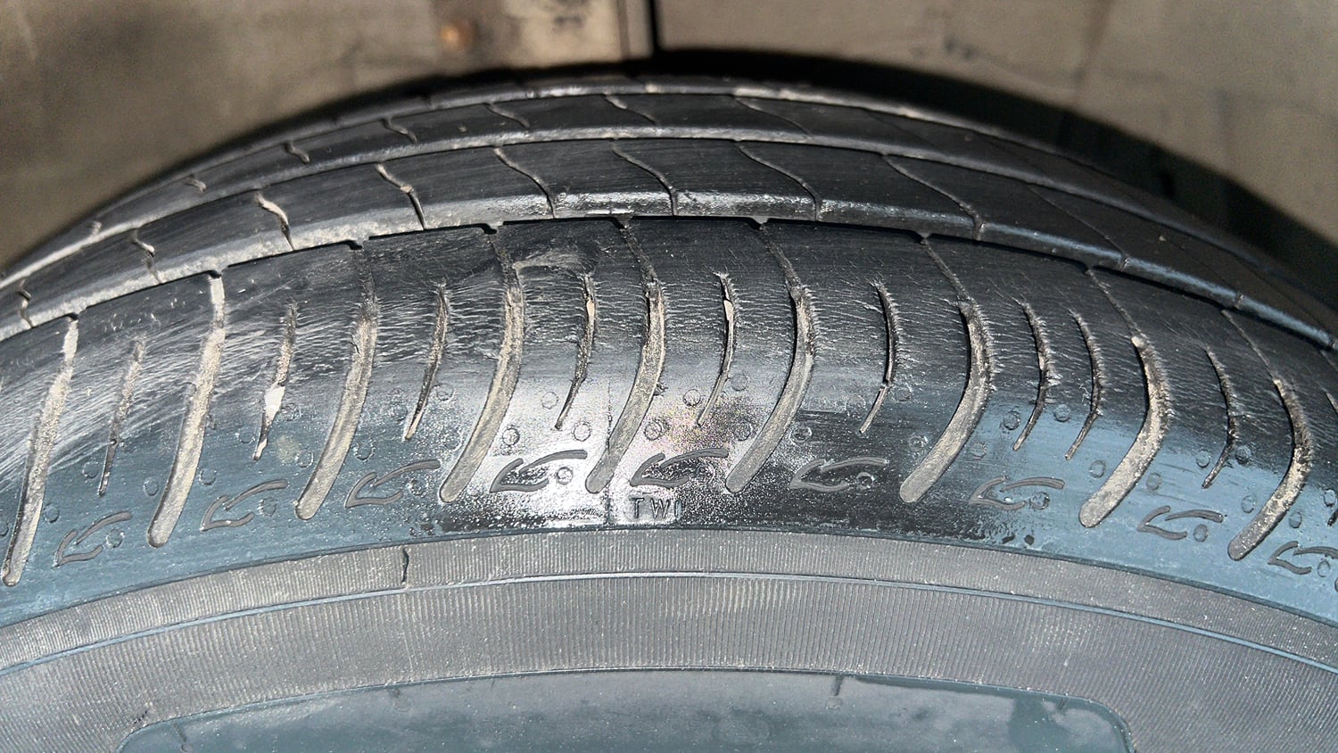 Used 2015 Maruti Suzuki Ciaz ZXi  AT Petrol Automatic tyres RIGHT FRONT TYRE TREAD VIEW