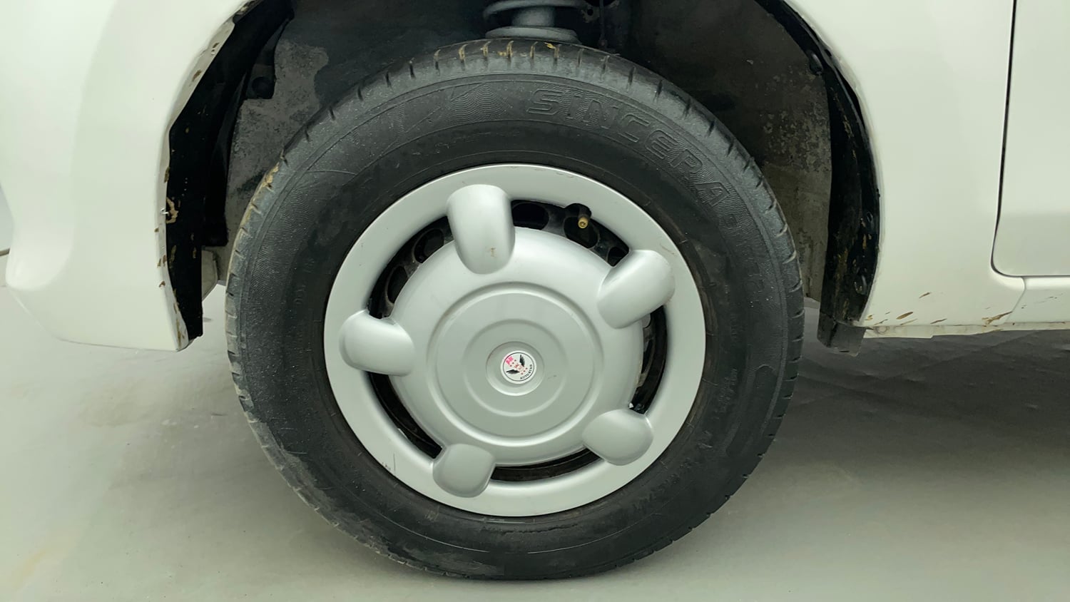 Used 2016 Maruti Suzuki Alto 800 LXi Petrol Manual tyres LEFT FRONT TYRE RIM VIEW