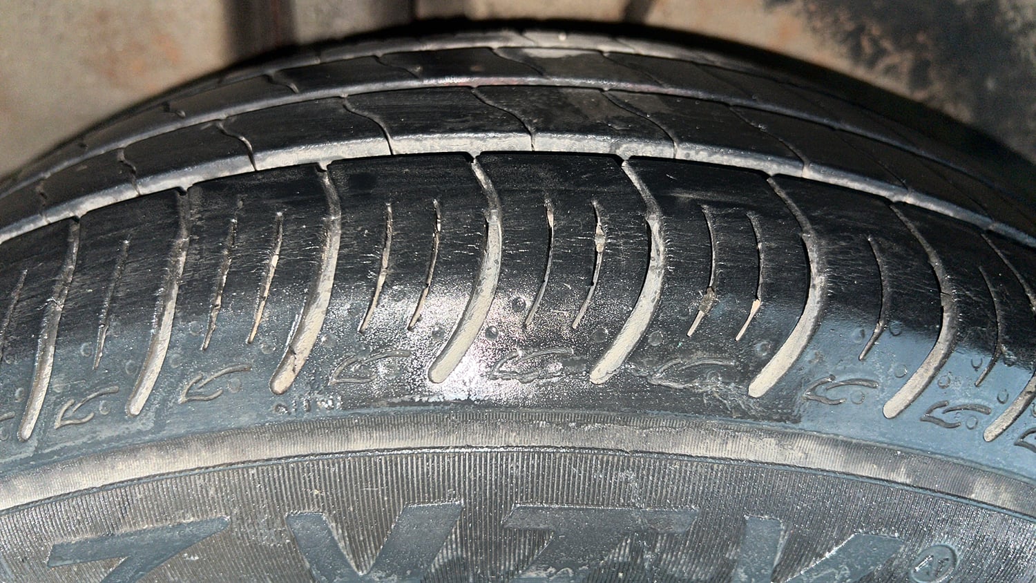 Used 2015 Maruti Suzuki Ciaz ZXi  AT Petrol Automatic tyres RIGHT REAR TYRE TREAD VIEW
