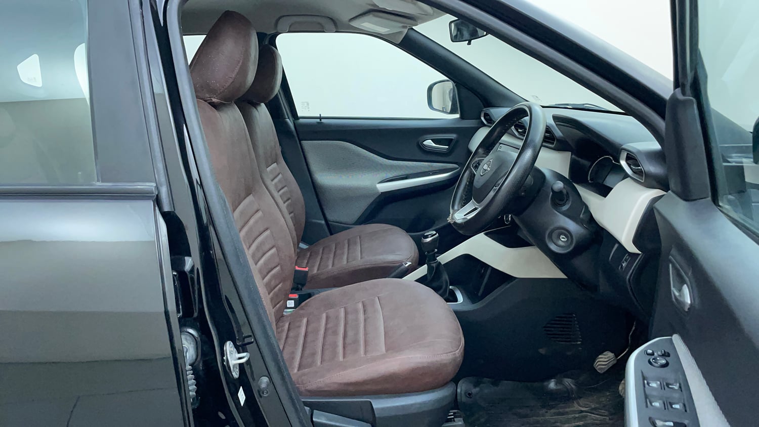 Used 2022 Nissan Magnite XV Executive Petrol Manual interior RIGHT SIDE FRONT DOOR CABIN VIEW