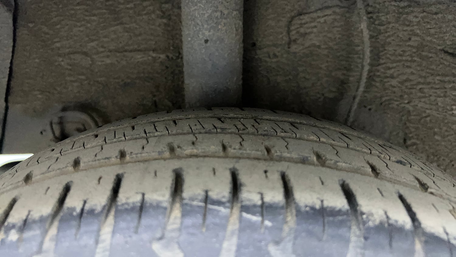 Used 2018 Hyundai Grand i10 Sportz AT 1.2 Kappa VTVT Petrol Automatic tyres RIGHT REAR TYRE TREAD VIEW