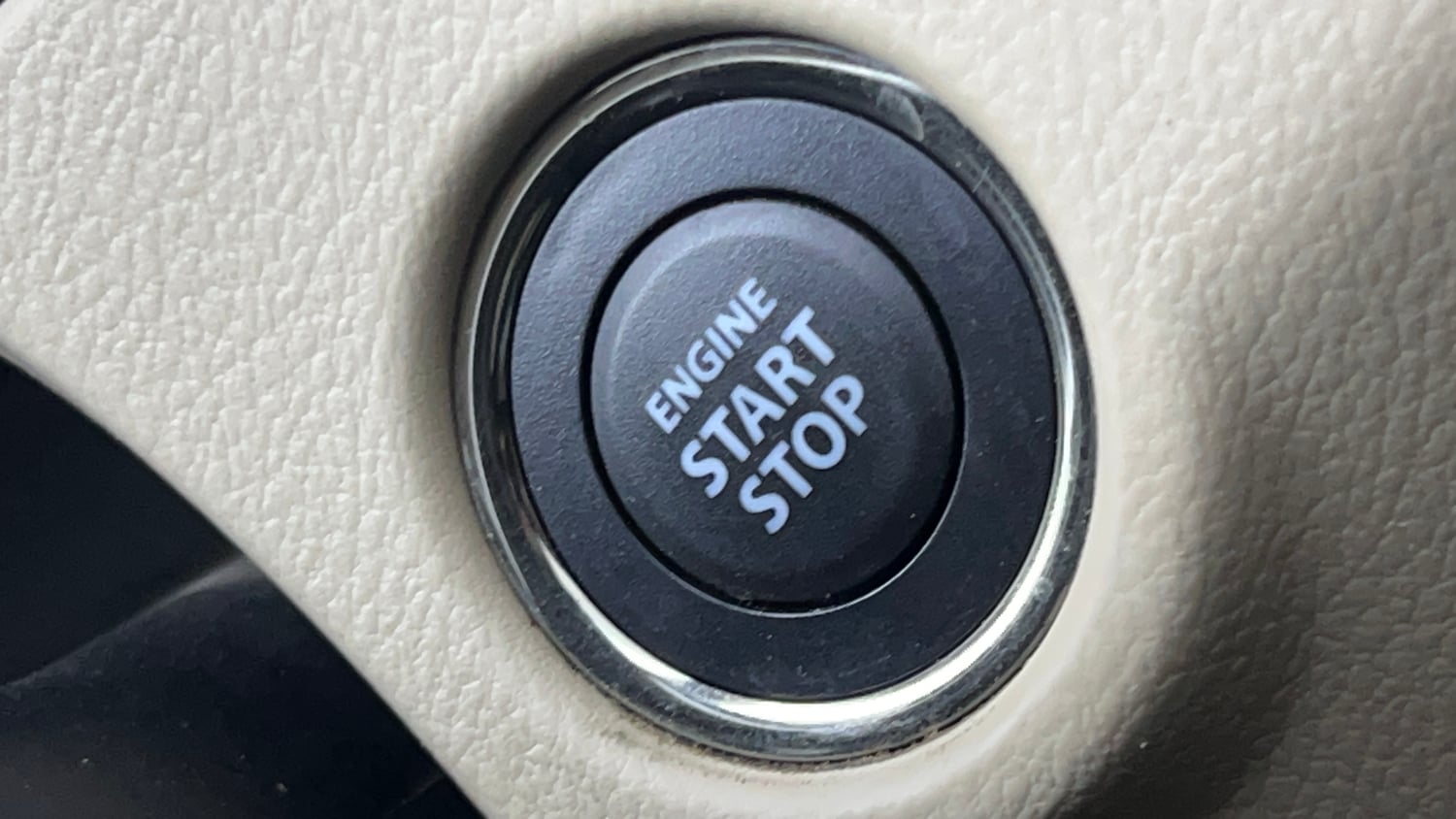 Used 2015 Maruti Suzuki Ciaz ZXi  AT Petrol Automatic top_features Keyless start