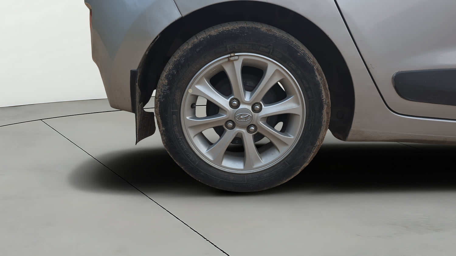 Used 2015 Hyundai Grand i10 Asta 1.2 Kappa VTVT Petrol Manual tyres RIGHT REAR TYRE RIM VIEW
