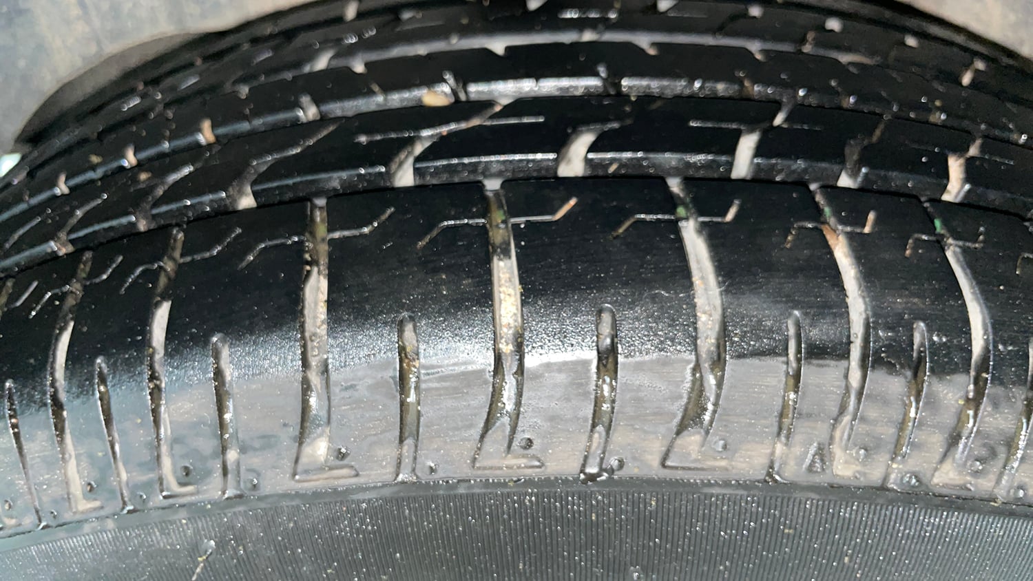 Used 2023 Mahindra XUV 300 W8 (O) 1.5 Diesel AMT Diesel Automatic tyres RIGHT REAR TYRE TREAD VIEW