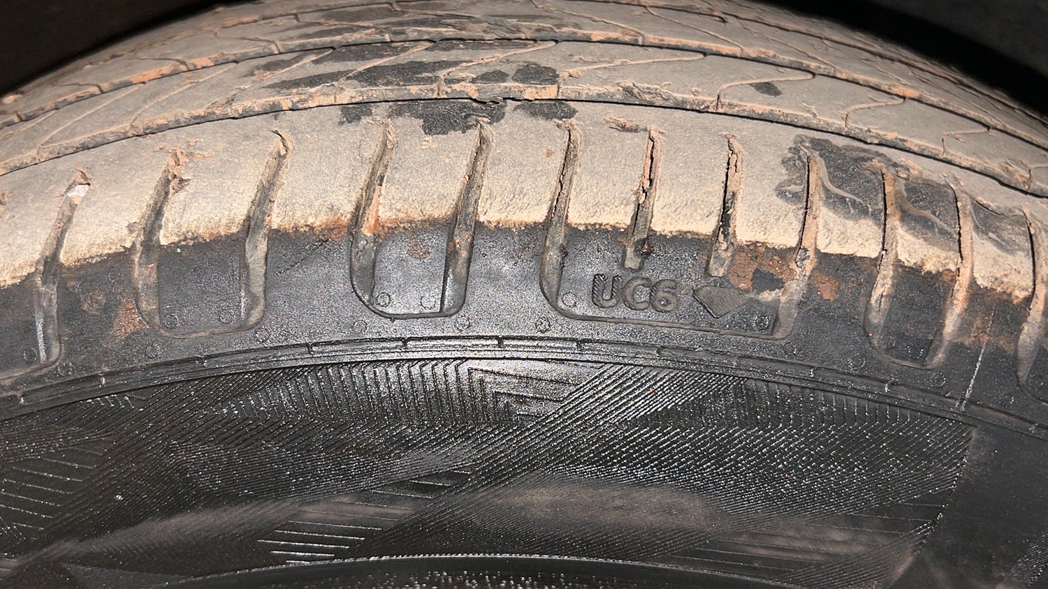 Used 2022 Kia Carens Luxury 1.4 Petrol 7 STR Petrol Manual tyres RIGHT FRONT TYRE TREAD VIEW