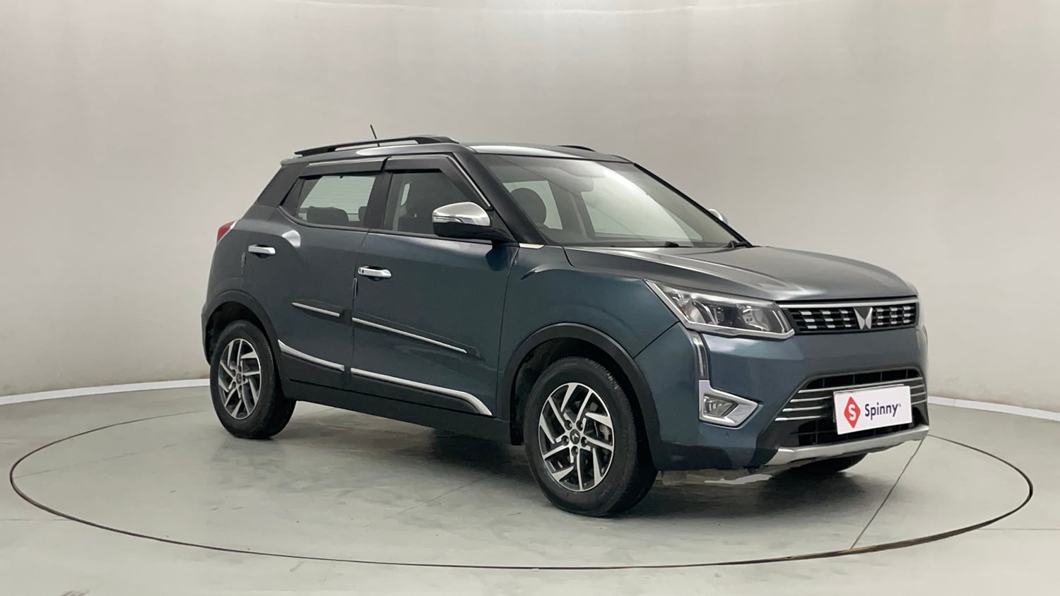 Used 2023 Mahindra XUV 300 W8 (O) 1.5 Diesel AMT Diesel Automatic exterior RIGHT FRONT CORNER VIEW