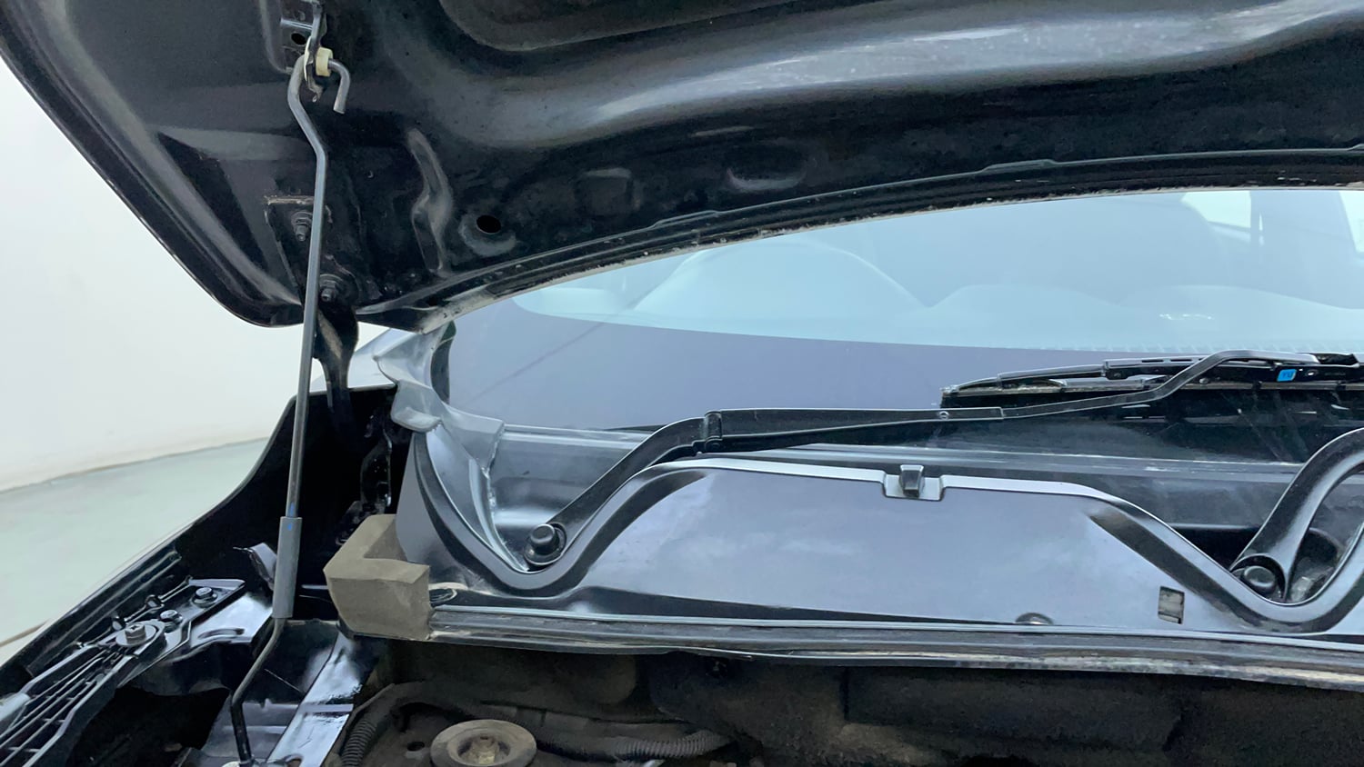 Used 2022 Nissan Magnite XV Premium Turbo CVT Petrol Automatic engine ENGINE RIGHT SIDE HINGE & APRON VIEW