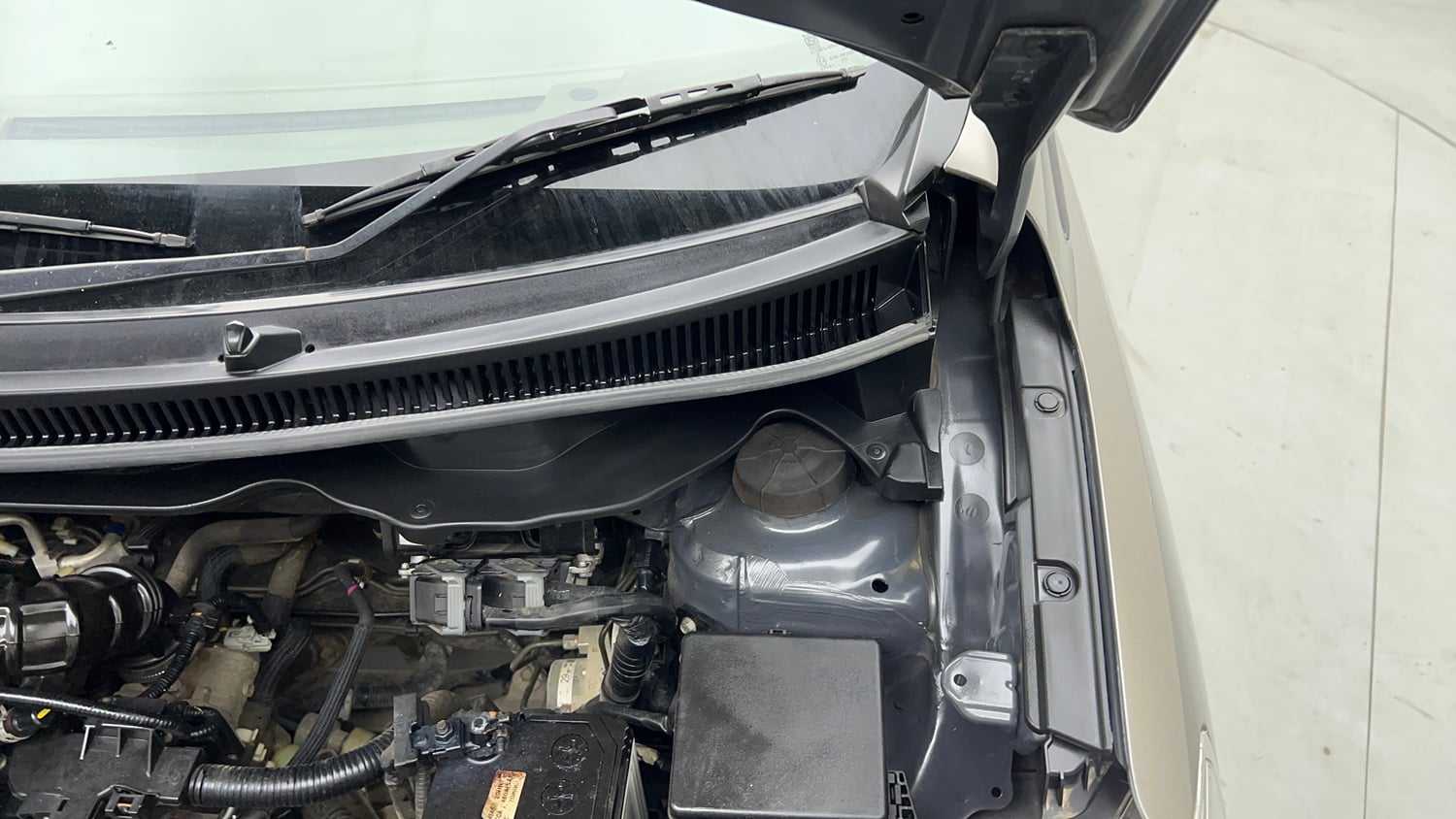 Used 2023 Maruti Suzuki Ertiga ZXi Plus Petrol Manual engine ENGINE LEFT SIDE HINGE & APRON VIEW