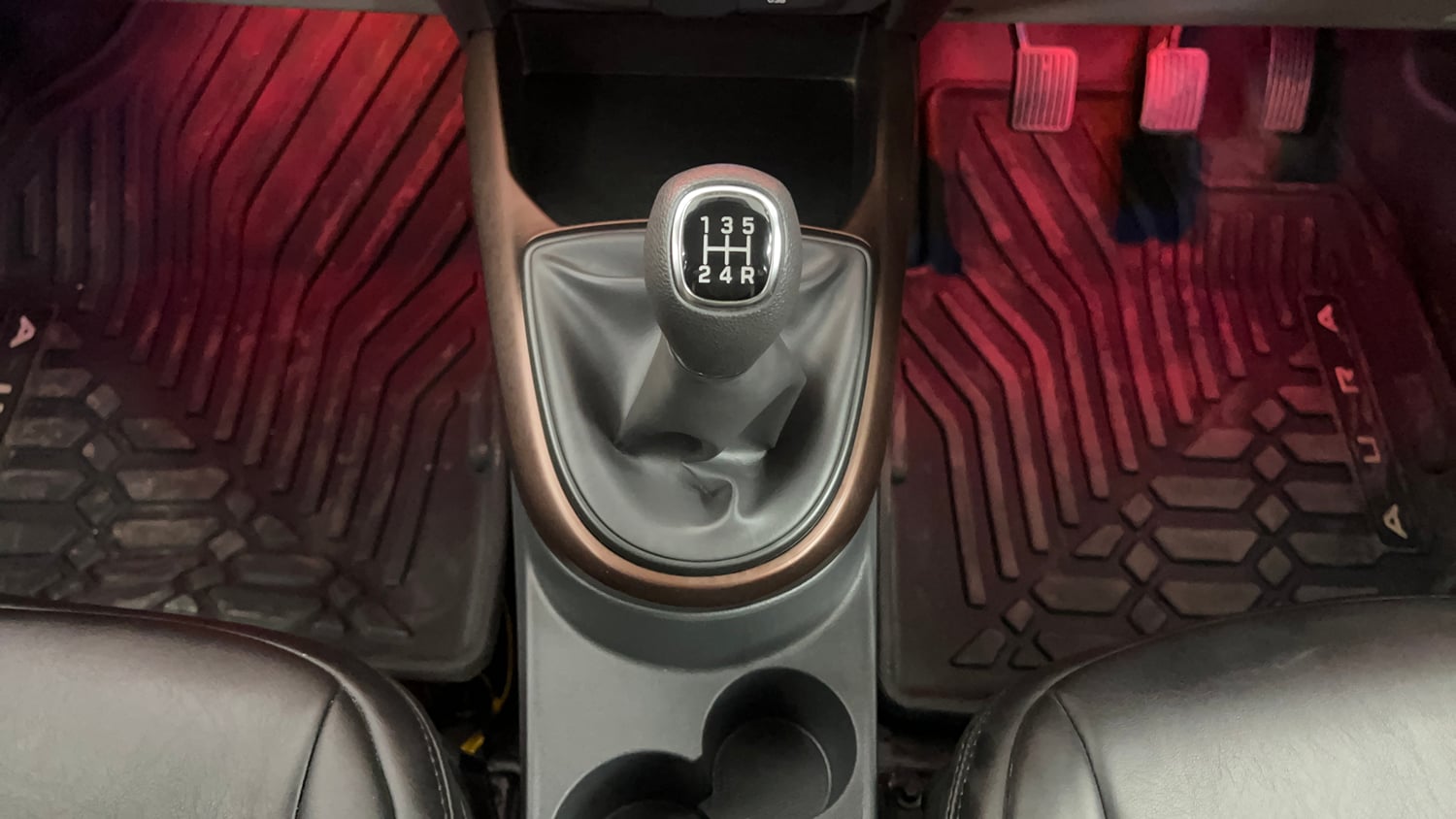 Used 2025 Hyundai Aura SX 1.2 CNG Cng Manual interior GEAR  KNOB VIEW