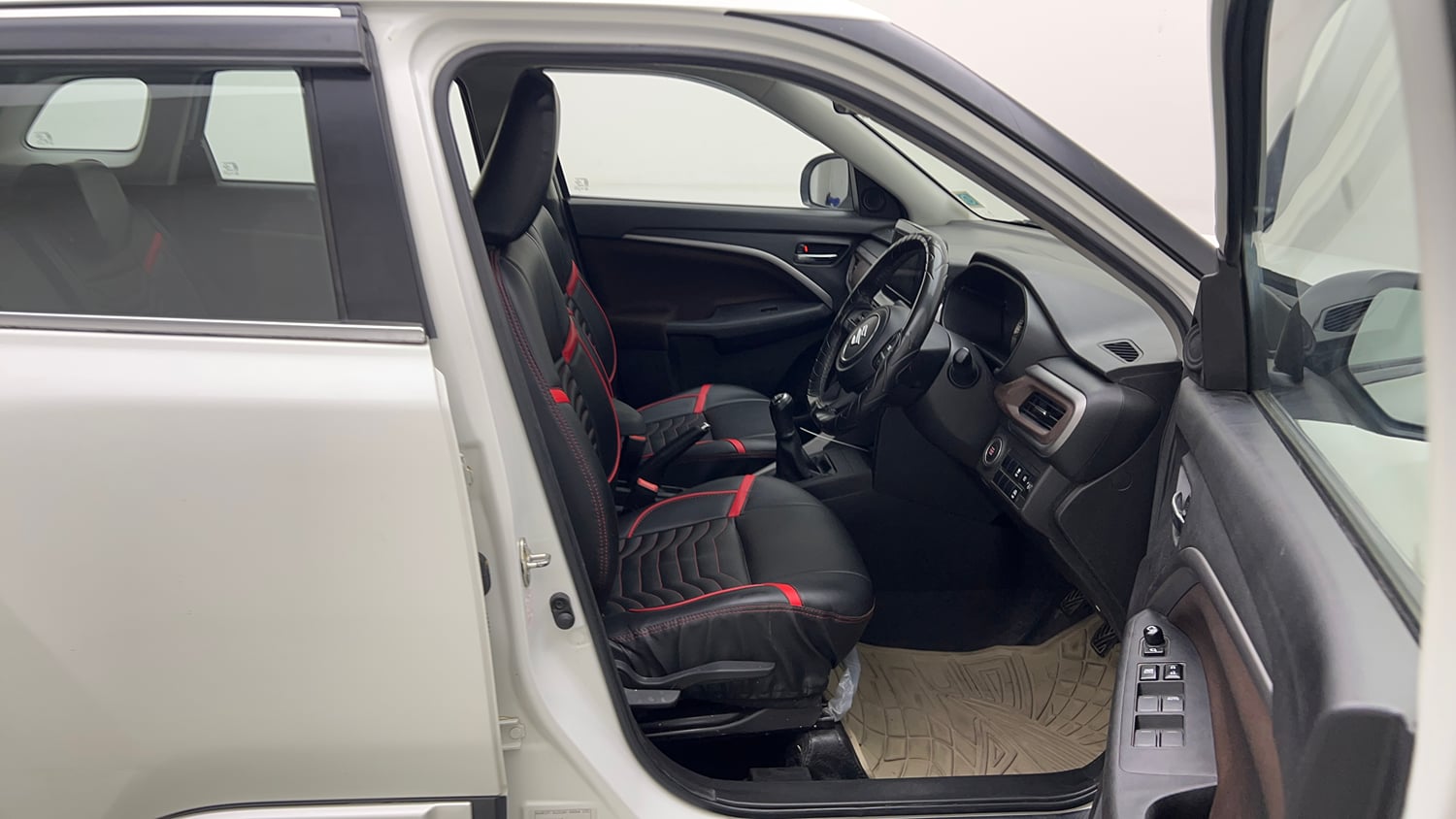 Used 2022 Maruti Suzuki Brezza ZXi Petrol Manual interior RIGHT SIDE FRONT DOOR CABIN VIEW