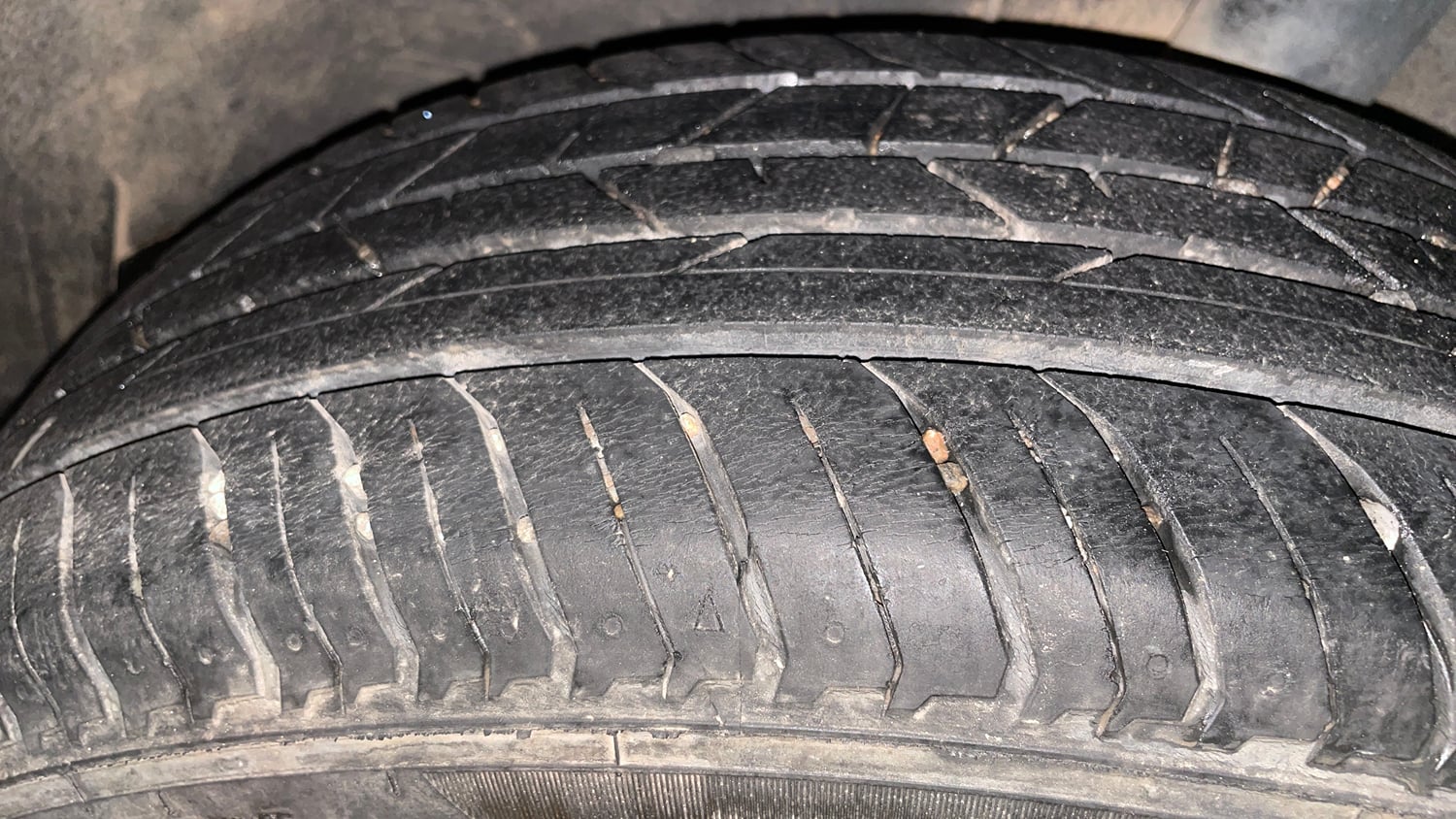 Used 2022 Nissan Magnite XV Executive Petrol Manual tyres LEFT REAR TYRE TREAD VIEW