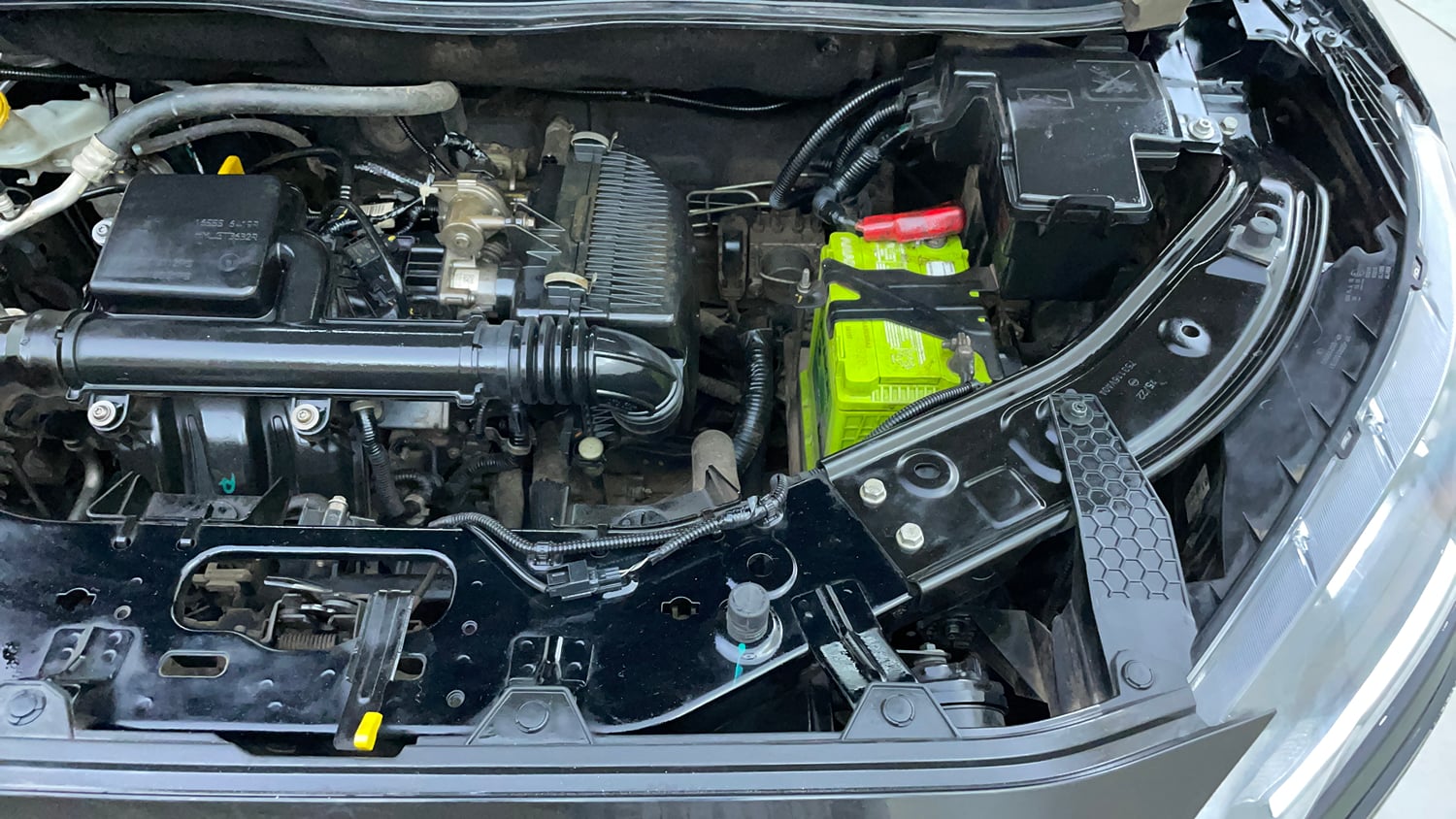 Used 2022 Nissan Magnite XV Executive Petrol Manual engine ENGINE LEFT SIDE VIEW