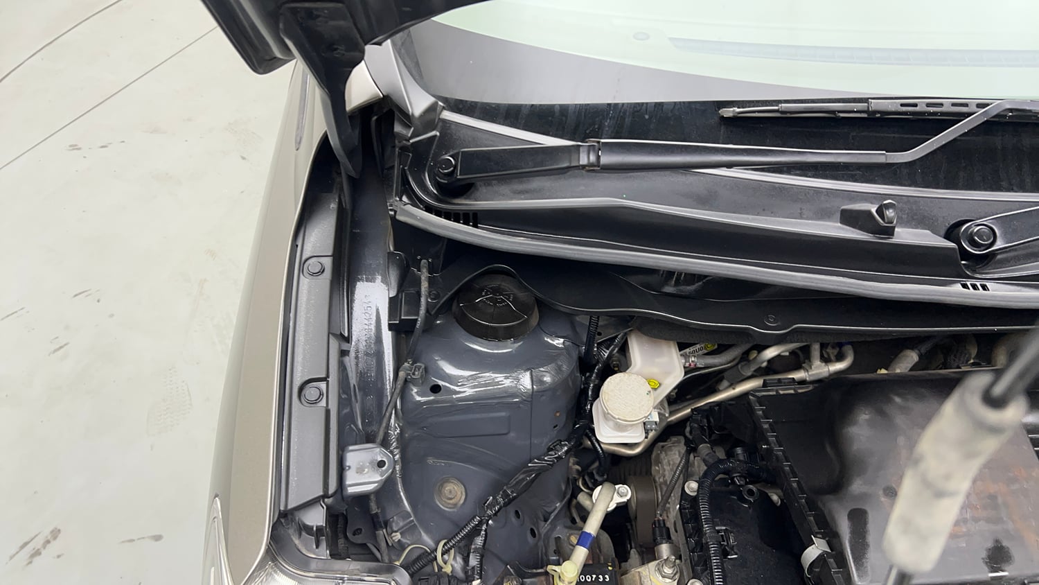 Used 2023 Maruti Suzuki Ertiga ZXi Plus Petrol Manual engine ENGINE RIGHT SIDE HINGE & APRON VIEW