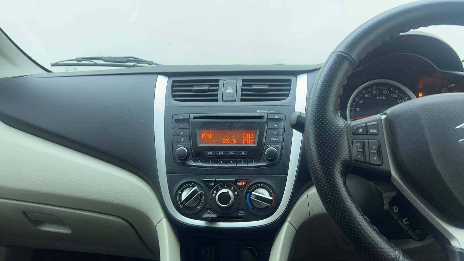 Used 2017 Maruti Suzuki Celerio ZXI (O) AMT Petrol Automatic top_features Integrated (in-dash) music system