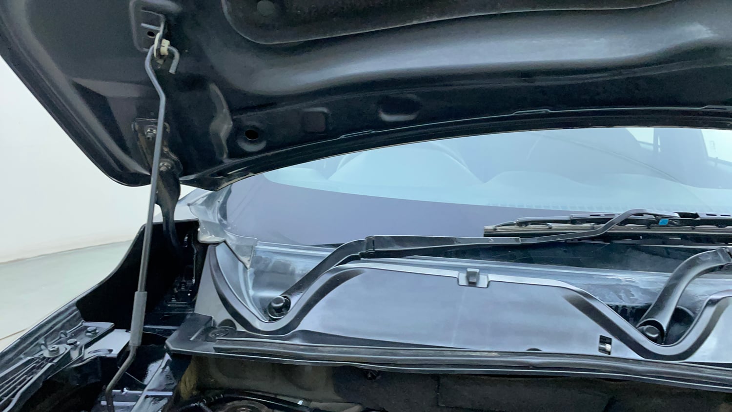 Used 2022 Nissan Magnite XV Executive Petrol Manual engine ENGINE RIGHT SIDE HINGE & APRON VIEW