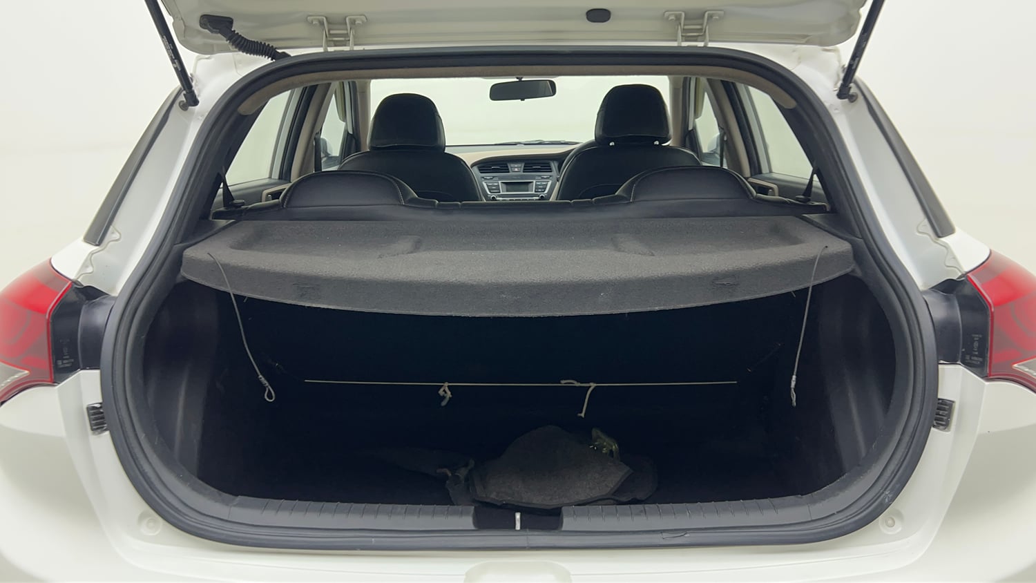 Used 2017 Hyundai Elite i20 Sportz 1.2 Petrol Manual interior DICKY INSIDE VIEW