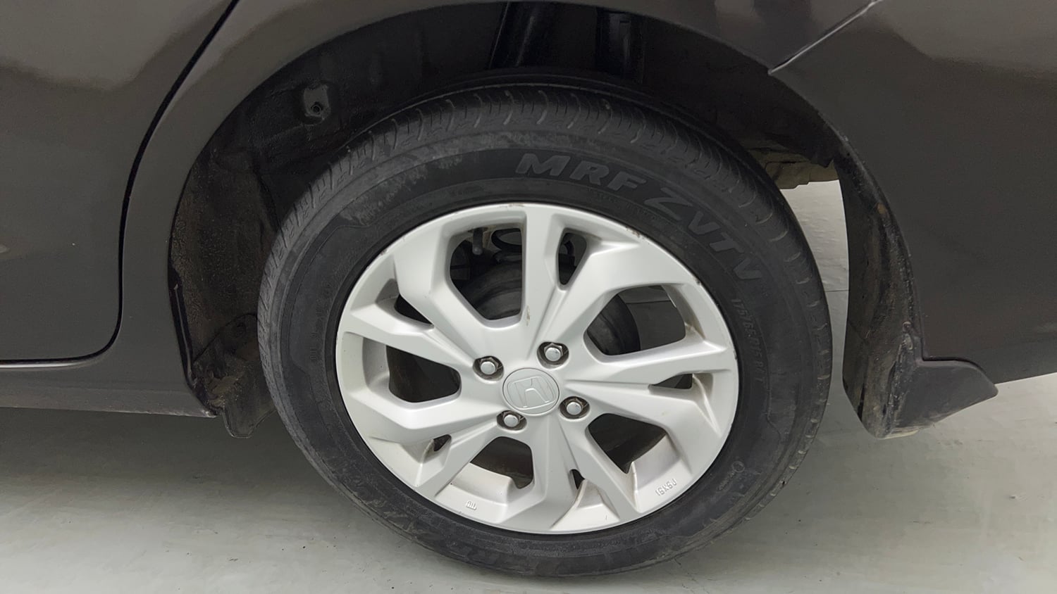 Used 2019 Honda Amaze 1.2 V CVT Petrol Petrol Automatic tyres LEFT REAR TYRE RIM VIEW