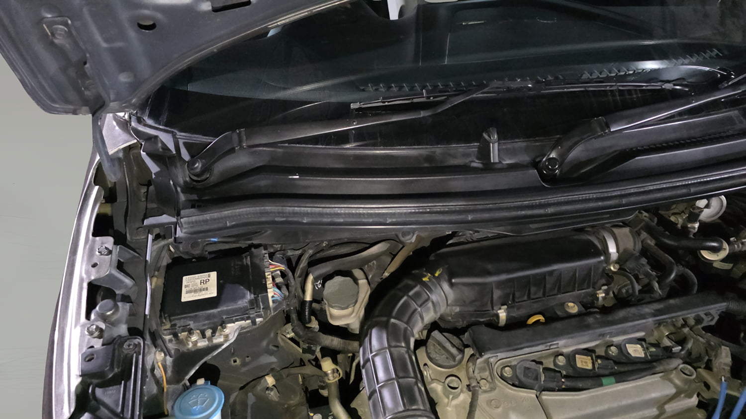 Used 2021 Maruti Suzuki Wagon R LXi 1.0 CNG Cng Manual engine ENGINE RIGHT SIDE HINGE & APRON VIEW