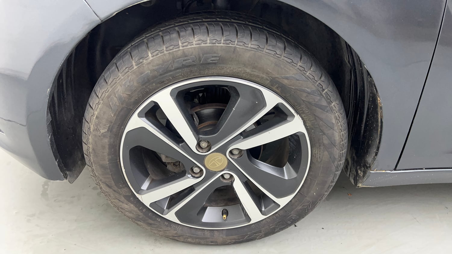 Used 2020 Tata Altroz XZ Petrol Petrol Manual tyres LEFT FRONT TYRE RIM VIEW