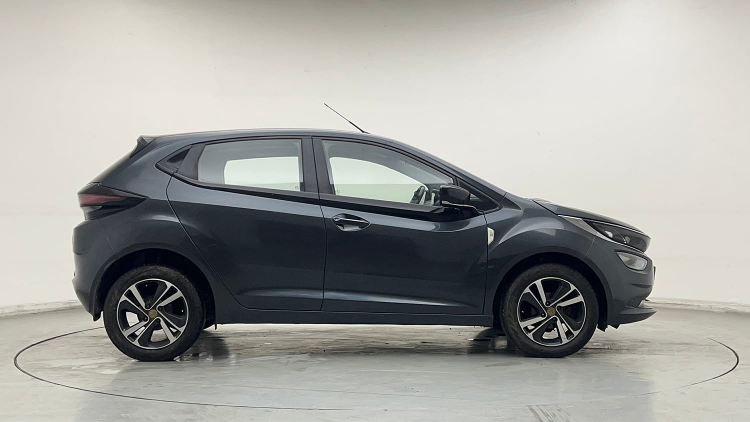 Used 2020 Tata Altroz XZ Petrol Petrol Manual exterior RIGHT SIDE VIEW