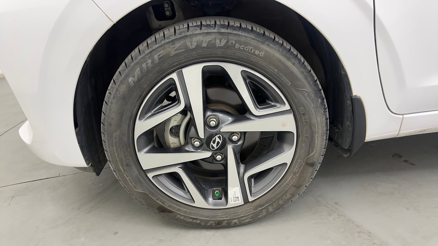 Used 2025 Hyundai Aura SX 1.2 CNG Cng Manual tyres LEFT FRONT TYRE RIM VIEW