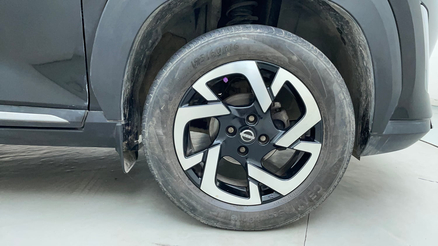 Used 2022 Nissan Magnite XV Executive Petrol Manual tyres RIGHT FRONT TYRE RIM VIEW