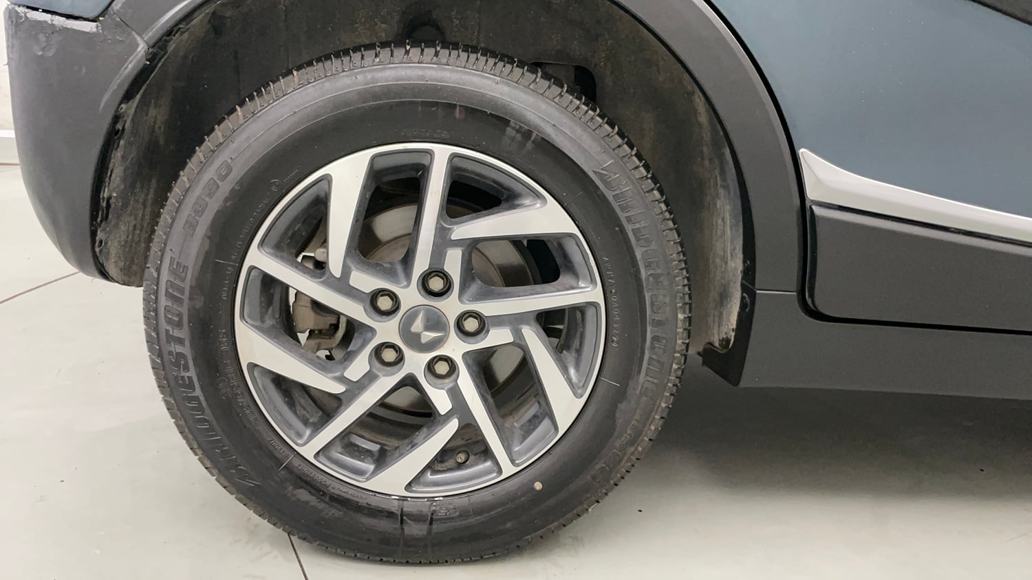 Used 2023 Mahindra XUV 300 W8 (O) 1.5 Diesel AMT Diesel Automatic tyres RIGHT REAR TYRE RIM VIEW
