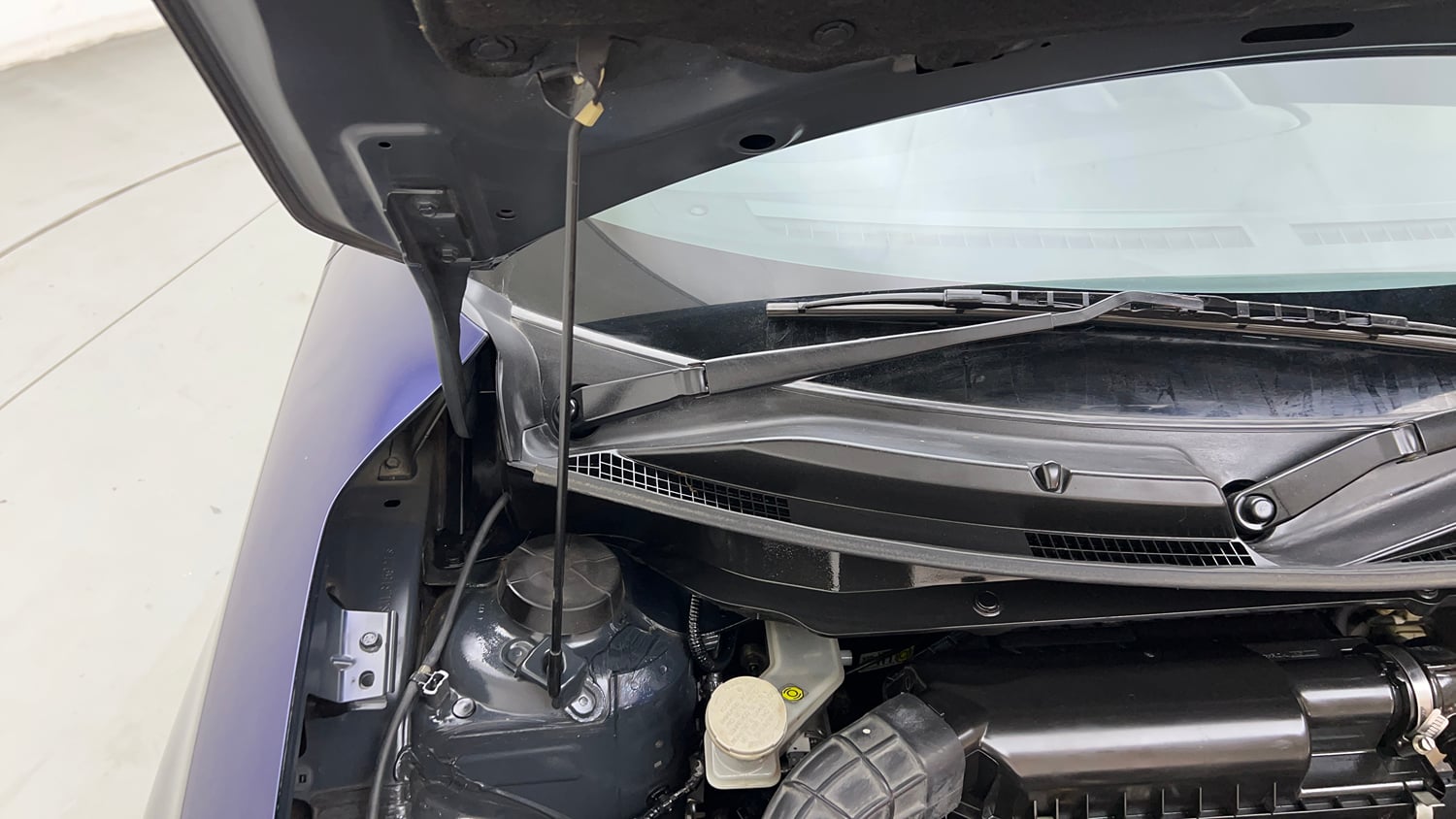 Used 2018 Maruti Suzuki Swift ZXi AMT Petrol Automatic engine ENGINE RIGHT SIDE HINGE & APRON VIEW