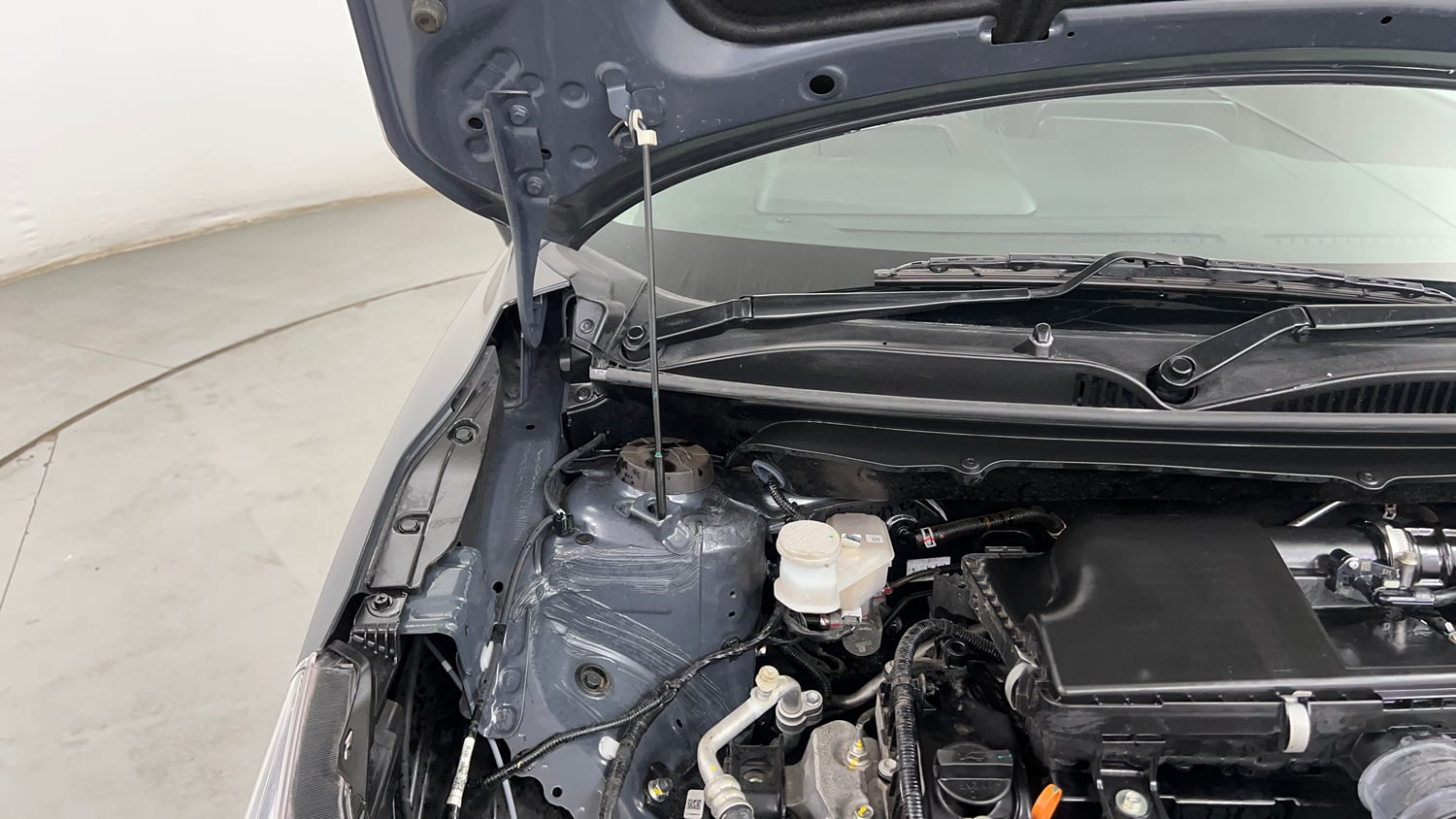 Used 2025 Maruti Suzuki Baleno Alpha AGS Petrol Automatic engine ENGINE RIGHT SIDE HINGE & APRON VIEW