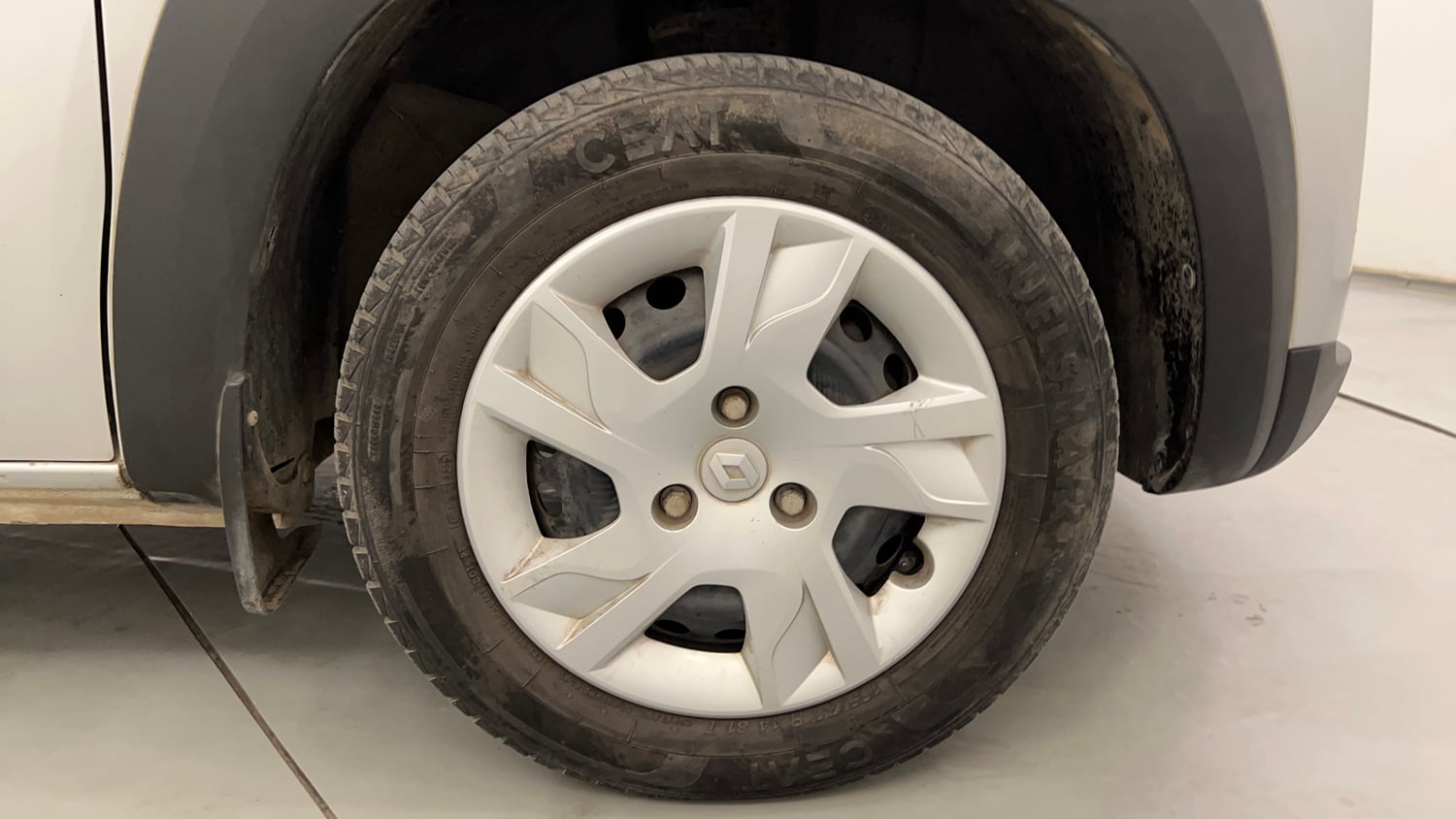 Used 2022 Renault Kwid RXL (O) 1.0 Petrol Manual tyres RIGHT FRONT TYRE RIM VIEW
