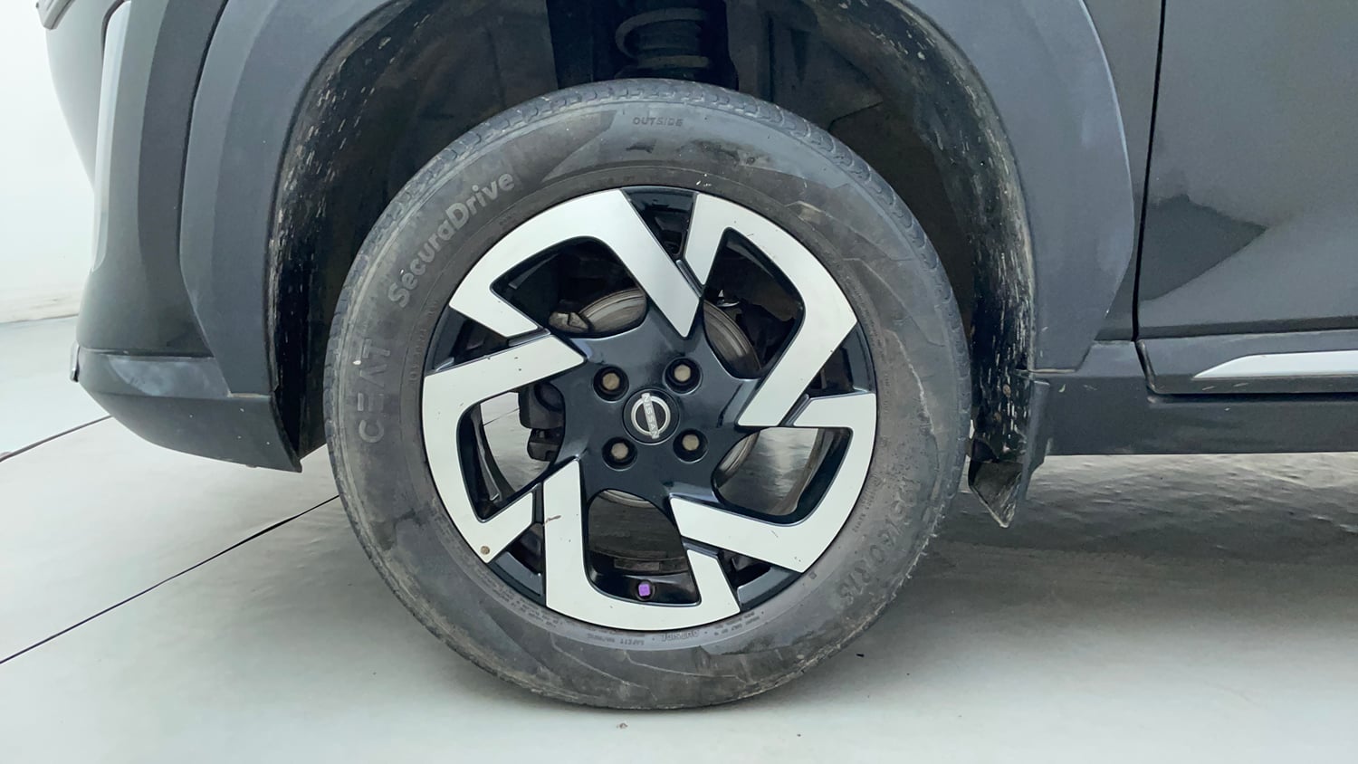 Used 2022 Nissan Magnite XV Executive Petrol Manual tyres LEFT FRONT TYRE RIM VIEW