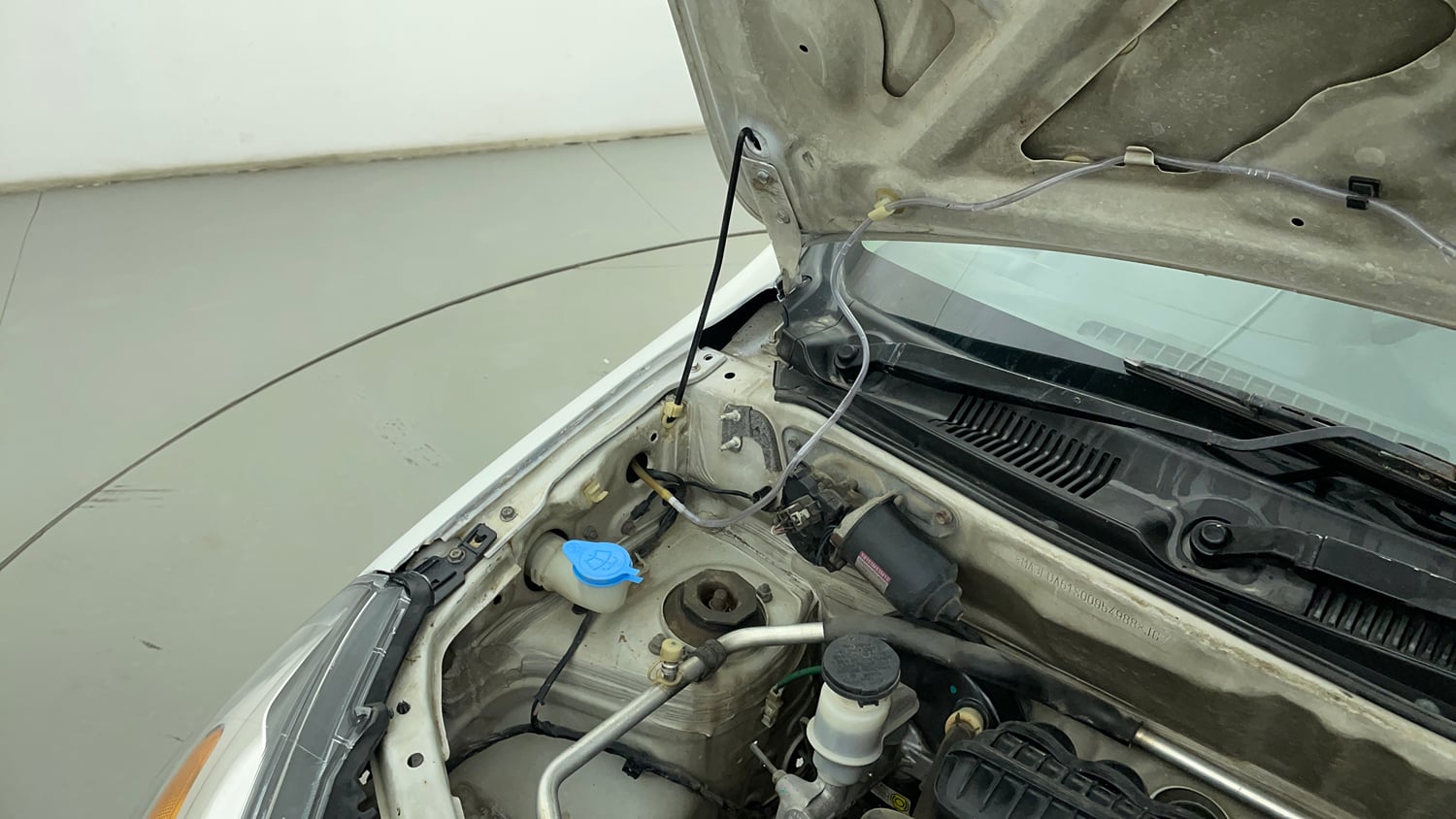 Used 2016 Maruti Suzuki Alto 800 LXi Petrol Manual engine ENGINE RIGHT SIDE HINGE & APRON VIEW